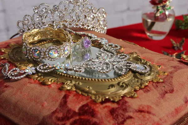 维多利亚时代书籍上的水晶莱茵石珠宝 — 图库照片