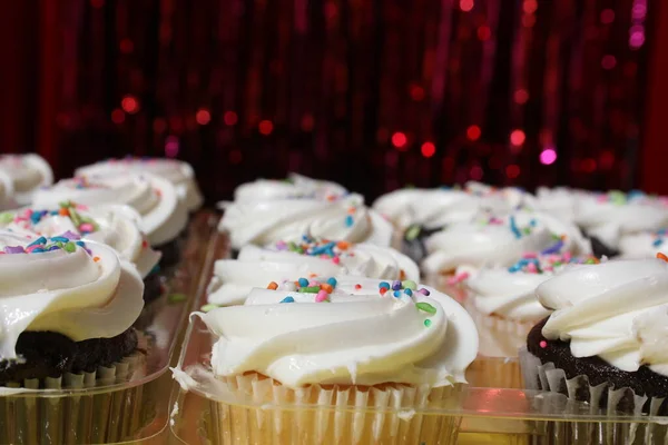 Cupcakes Com Polvilhas Mesa Evento Festa Aniversário — Fotografia de Stock