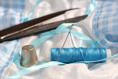 Mavi İplik, Yüksük ve Şırınga Vintage Mavi ve Beyaz Kumaşta