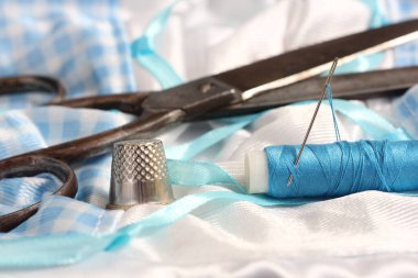 Mavi İplik, Yüksük ve Şırınga Vintage Mavi ve Beyaz Kumaşta