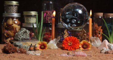 Avustralya Kırmızı Kum Meditasyon Sunağında Mumlu Kristal Top ve Çakra Taşları