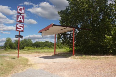 Terk Edilmiş Benzin İstasyonu Mavi Gökle Doğu Tx