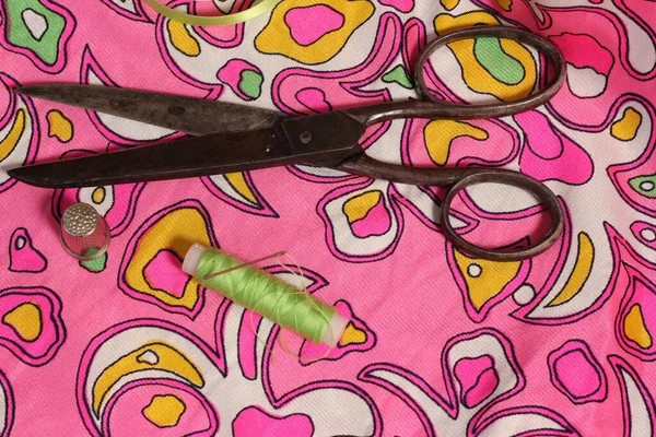 Spool Green Thread Thimble Needle Vintage Pink Green Fabric — Stock Photo, Image