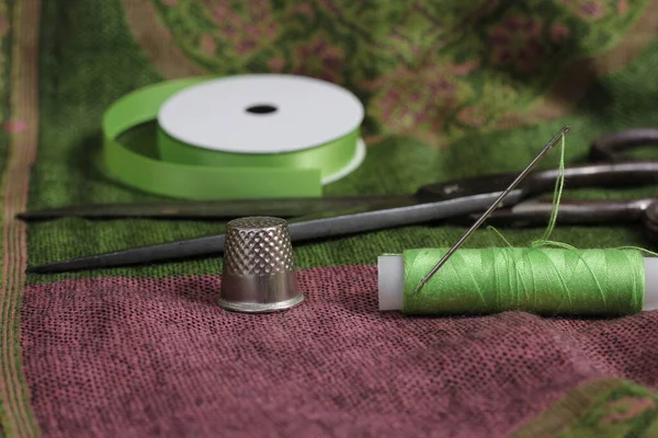 Spool Green Thread Thimble Needle Vintage Green Pink Fabric — стокове фото
