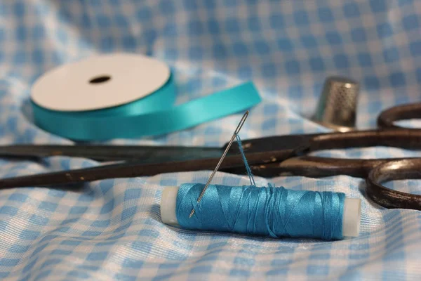 Spool Blue Thread Thimble Needle Vintage Blue White Fabric — Stock Photo, Image