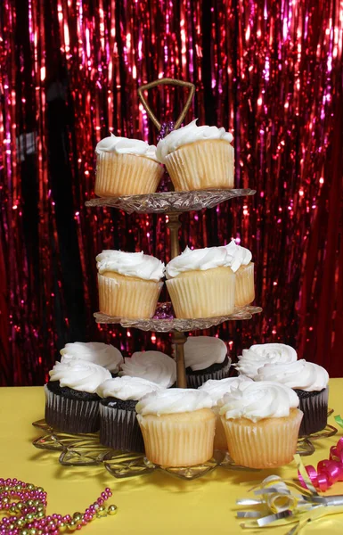 パーティーイベントでテーブルの上に白い氷とカップケーキ — ストック写真