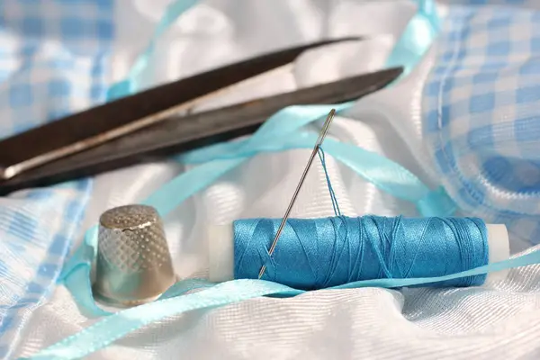 Spoel Van Blauwe Wol Vingerhoed Naald Vintage Blauw Wit Stof — Stockfoto
