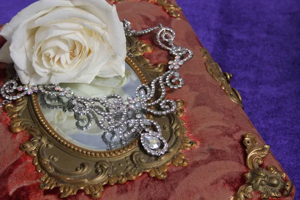 Weiße Rose Auf Antiken Buch Mit Kristall Strass Halskette Großaufnahme — Stockfoto