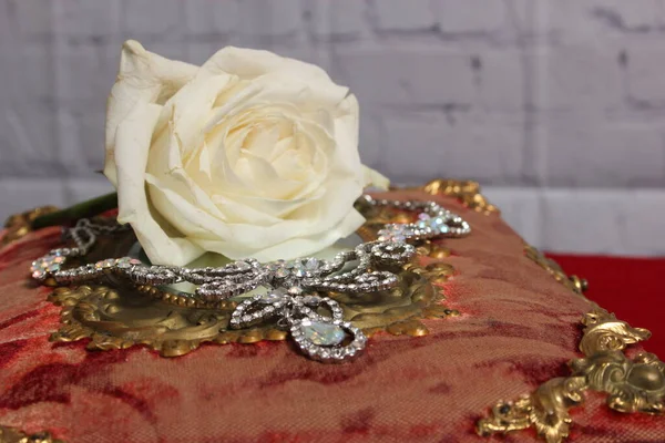 Weiße Rose Auf Rotem Antiken Buch Mit Kristall Strass Halskette — Stockfoto