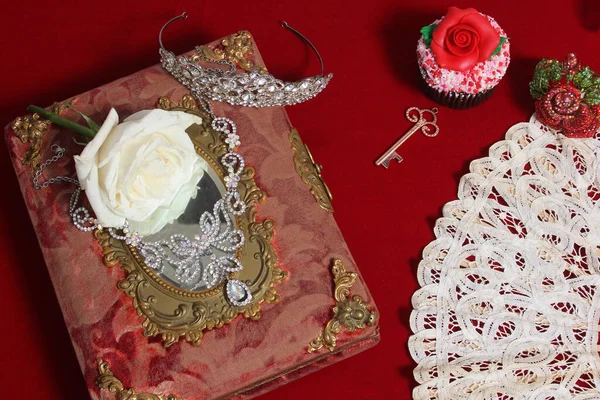 Rosa Bianca Sul Libro Rosso Antico Con Crystal Collana Strass — Foto Stock