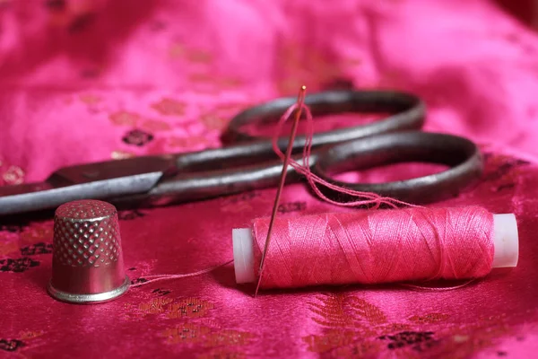 Spoel Van Roze Draad Vingerhoed Vintage Roze Satijn — Stockfoto