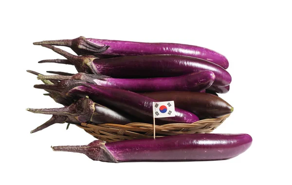 一篮子亚洲紫色茄子 悬挂韩国国旗 白色分离 — 图库照片