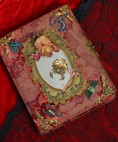 カラフルな宝石でアンティークブック スコーピオンとバットとおとぎ話怖い本 — ストック写真