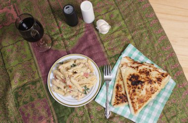 İtalyan Düz Ekmekli Carbonara Makarnası, Rustik Mutfak Masası