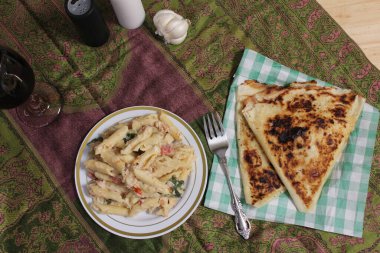 İtalyan Düz Ekmekli Carbonara Makarnası, Rustik Mutfak Masası