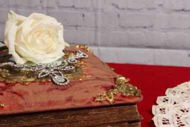 Kristal Elmas Kolyeli Kırmızı Antik Kitap Üzerine Beyaz Gül