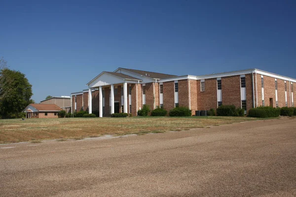テキサス州東部の農村部にある旧宗教神学校の放棄された建物 — ストック写真