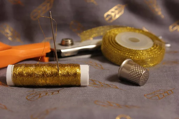 Spool Metallic Gold Thread Gray Gold Fabric — Stockfoto