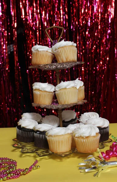パーティーイベントでテーブルの上に白い氷とカップケーキ — ストック写真