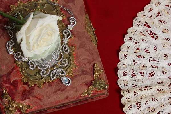 Kristal Elmas Kolyeli Kırmızı Antik Kitap Üzerine Beyaz Gül — Stok fotoğraf