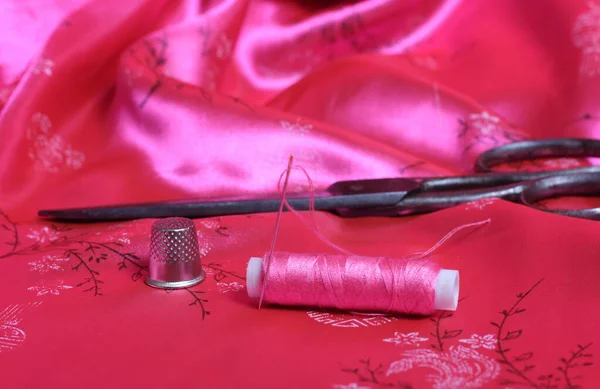 Spool Από Ροζ Νήμα Και Δαχτυλήθρα Vintage Ροζ Σατέν — Φωτογραφία Αρχείου