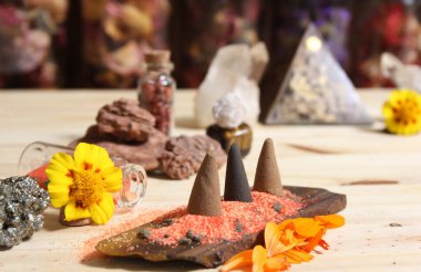 Çakra kristalleri ve çiçekleriyle Taş Külahta Tütsü