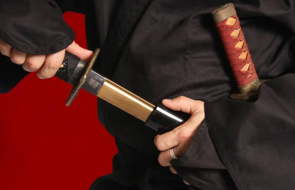Homem Removendo Espada Japonesa Katana Scabbard — Fotografia de Stock