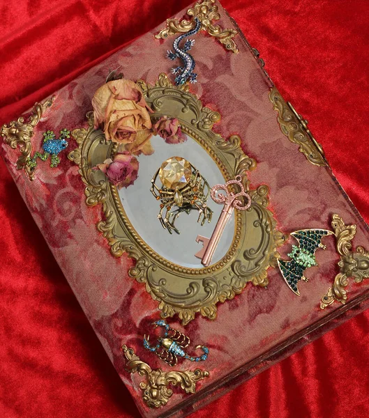 Livre Antique Avec Pierres Précieuses Colorées Fairy Tale Scary Book — Photo