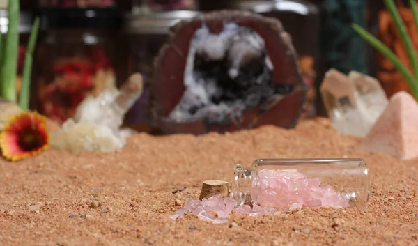 Bottiglia Chakra Pietre Sulla Sabbia Rossa Con Geode Rock Sullo — Foto Stock