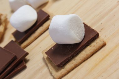 Smore 'lar. Çikolatalı marshmallow ve Rustic Kitchen 'da Graham krakerleri