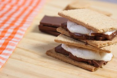 Smore 'lar. Çikolatalı marshmallow ve Rustic Kitchen 'da Graham krakerleri