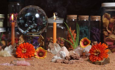 Avustralya Kırmızı Kum Meditasyon Sunağında Mumlu Kristal Top ve Çakra Taşları