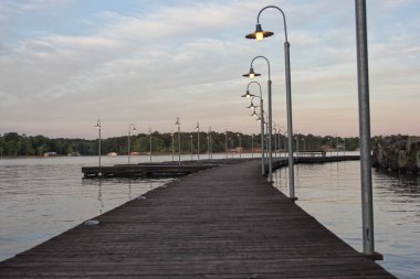 Tyler Gölü 'ndeki rıhtım Bulutlu Doğu Yakası Gününde
