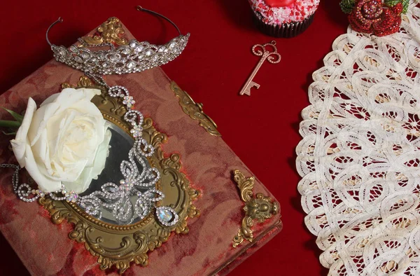 Rosa Blanca Rojo Antiguo Libro Con Collar Diamantes Imitación Cristal —  Fotos de Stock