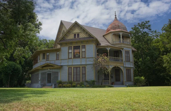 Doğu Teksas kırsalında tarihi Viktorya Malikanesi. Waxahachie TX
