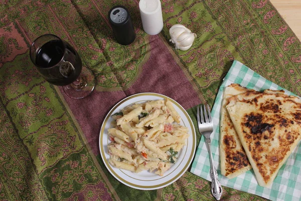 İtalyan Düz Ekmekli Carbonara Makarnası, Rustik Mutfak Masası