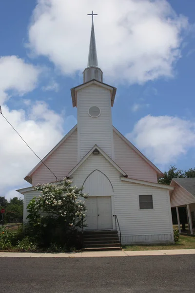 Μικρή Λευκή Ιστορική Εκκλησία Μπλε Ουρανό Για Την Καλοκαιρινή Ημέρα — Φωτογραφία Αρχείου