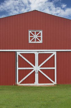 Mavi Gök 'le Yeşil Çimen' deki klasik Red Barn. Kırsal Doğu TX