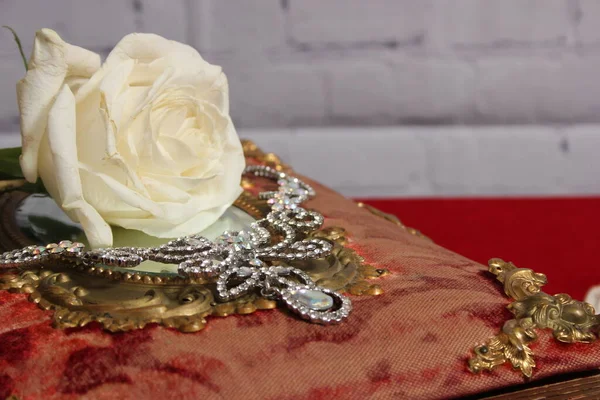 Weiße Rose Auf Rotem Antiken Buch Mit Kristall Strass Halskette — Stockfoto