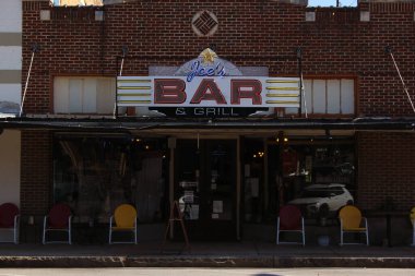 Llano, TX - 8 Haziran 2023: Joe 'nun Bar and Grill' i Llano Adliyesi 'nin karşısında, Teksas' ın merkezinde.