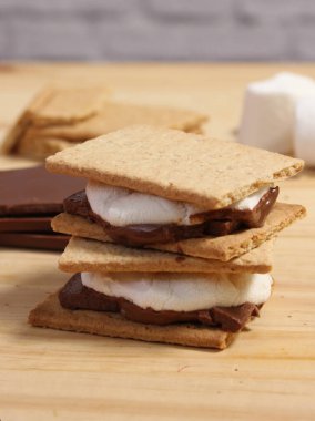 Smore 'lar. Çikolatalı marshmallow ve Rustic Kitchen 'da Graham krakerleri