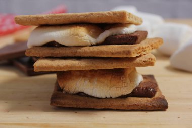 Smore 'lar. Çikolatalı marshmallow ve Rustic Kitchen 'da Graham krakerleri