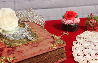 Kristal Elmas Kolyeli Kırmızı Antik Kitap Üzerine Beyaz Gül