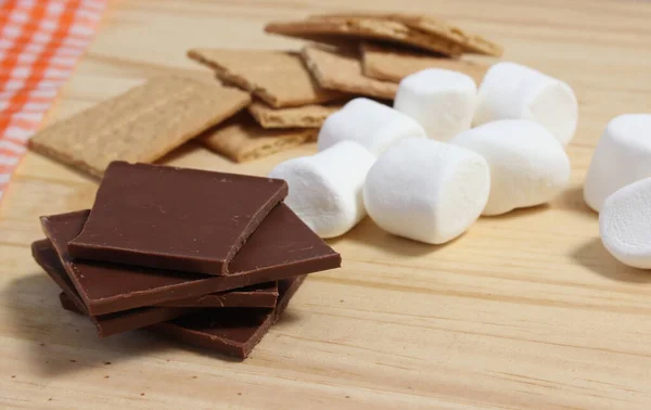 Smores Marshmallow Com Chocolate Bolachas Graham Cozinha Rústica Imagem De Stock