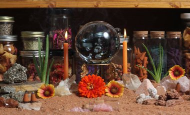 Avustralya Kırmızı Kum Meditasyon Sunağında Mumlu Kristal Top ve Çakra Taşları