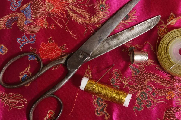 Vintage Pembe Pek Kumaşında Altın Metalik Plik Yüksük — Stok fotoğraf