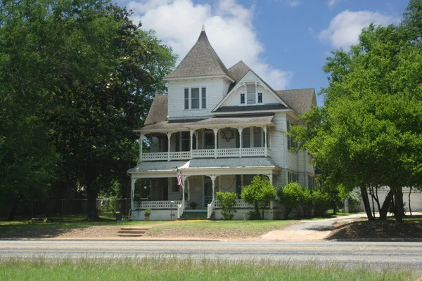 歴史的なビクトリア朝の邸宅青い空と農村部の東テキサスに位置 — ストック写真
