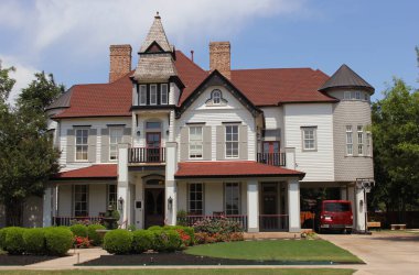 Old Gingerbread Style Mansion Güneydoğu TX 'de yer almaktadır.