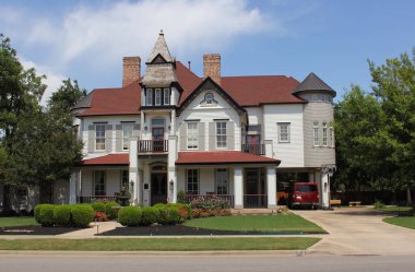 Old Gingerbread Style Mansion Güneydoğu TX 'de yer almaktadır.