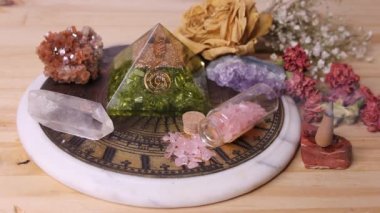 Kristaller ve Kurumuş Çiçeklerle Antik Güneş Saati Meditasyon Sahnesinde Piramit